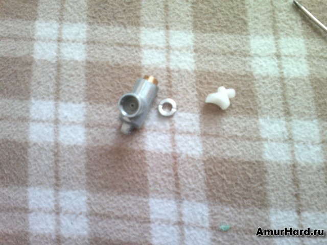 Выкручиваем гайку на игле Выкручиваем гайку на игле