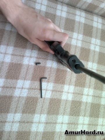 Выкручиваем болт из надульника Выкручиваем болт из надульника