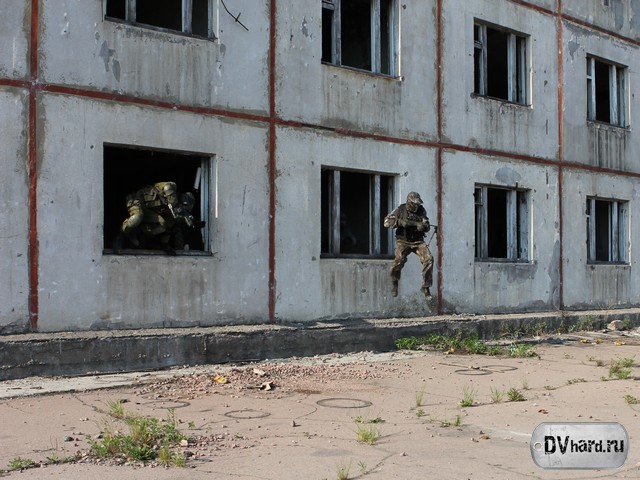 боец выпрыгивает из окна боец выпрыгивает из окна