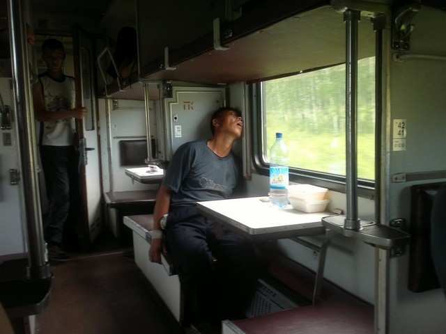 спят в поезде спят в поезде